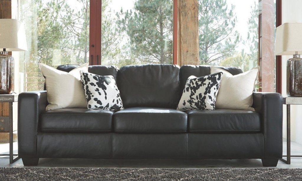 noda pada sofa beludru